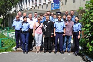 Uczestnicy wizyty z kierownictwem i przedstawicielami policji rumuńskiej przezd siedzibą Generalnego Inspektoratu Policji