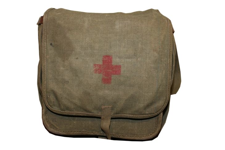 Apteczka pierwszej pomocy medycznej w torbie brezentowej  lata 1950/1960