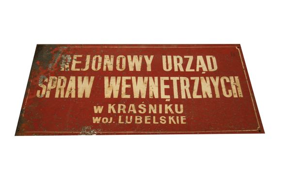 Tablica metalowa z napisem Rejonowy Urząd Spraw Wewnętrznych w Kraśniku