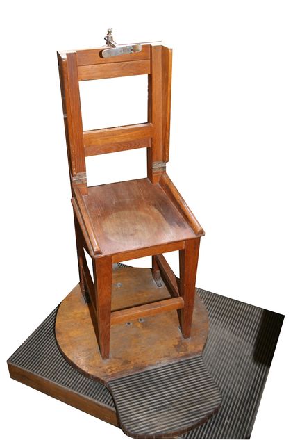 Krzesło do zdjęć sygnalitycznych drewniane