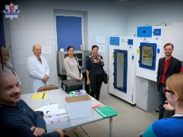 uczestnicy warsztatów w laboratorium kryminalistycznym w Lublinie