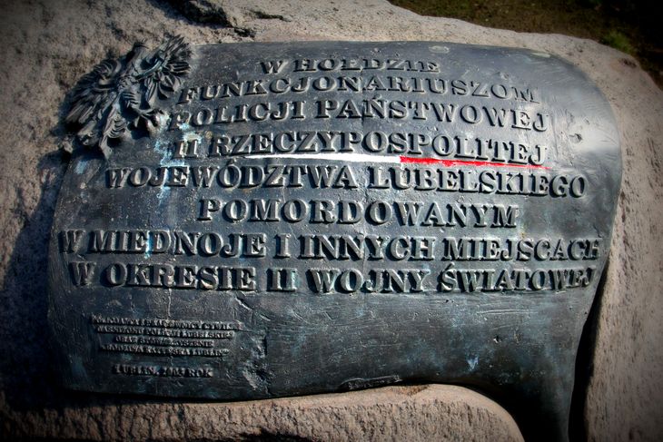 Pomnik-tablica poświęcony jest pomordowanym policjantom II Rzeczpospolitej. Na zdjęciu widnieje tablica z godłem i opisem.