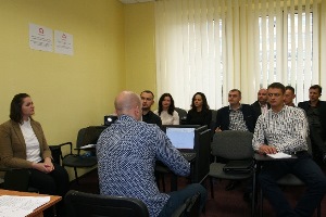 uczestnicy szkolenia w trakcie prezentacji