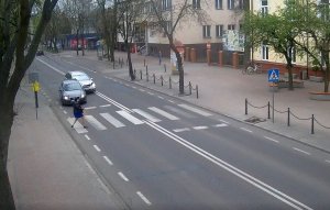 zderzenie samochodów przed przejściem dla pieszych
