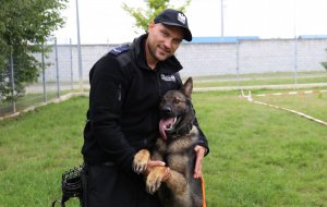 Policjant i jego służbowy pies.