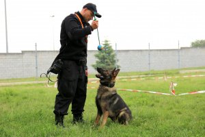 Policjant i jego służbowy pies.