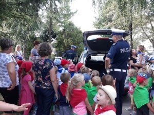 Policjanci z dziećmi podczas wizyty w przedszkolu