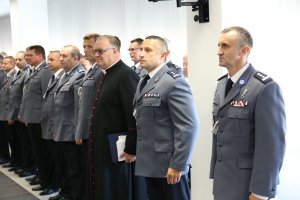 Kadra i kapelan lubelskiej policji zwrócona do nowych policjantów.