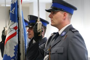 Policjanci pocztu sztandarowego ubrani w mundur galowy.