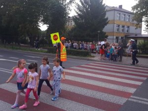 Policjanci podczas spotkania z dziećmi w szkole