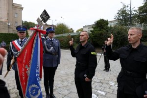 Nowi funkcjonariusze ślubują na sztandar Komendy Wojewódzkiej Policji w Lublinie.