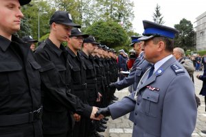 Zastępca Komendanta Wojewódzkiego Policji w Lublinie gratuluję nowym funkcjonariuszom.