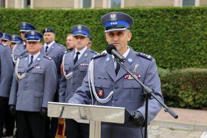 Komendant Wojewódzki Policji w Lublinie inspektor Robert Szewc przemawia do nowych funkcjonariuszy.
