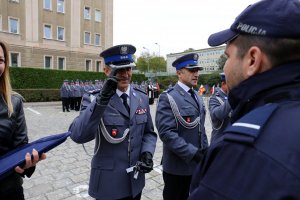 Komendant Wojewódzki Policji w Lublinie &quot;oddaje honor&quot; nowemu funkcjonariuszowi.