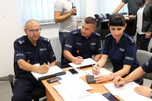 Komisja sędziowska ocenia prace policjantów.