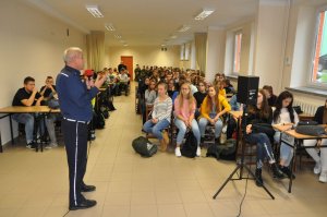 Policjanci z chełmskiej drogówki wyjaśniali uczniom zasady ręcznej regulacji ruchem drogowym.