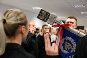 W pierwszym planie zdjęcia policjantka ślubuje na sztandar. W drugim planie Sztandar Komendy Wojewódzkiej Policji w Lublinie.