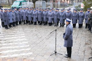 Komendant Wojewódzki Policji przemawia w otoczeniu kadry kierowniczej.