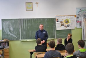 Policjanci podczas spotkania z uczniami w szkole