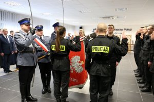 Policjanci ślubują na sztandar Komendy Wojewódzkiej Policji w Lublinie. W drugim planie zdjęcia poczet sztandarowy oraz kadra kierownicza lubelskiej policji.