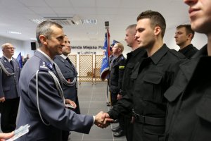 Komendant Wojewódzki Policji w Lublinie inspektor Robert Szewc gratuluje nowym policjantom wstąpienia w szeregi policji.