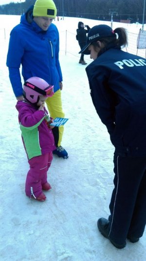 Spotkanie policjantów z narciarzami na stoku w Jacni w ramach akcji &quot;Kręci mnie bezpieczeństwo... na stoku&quot;