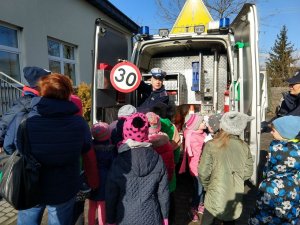 Policjant na zimowisku z dziećmi