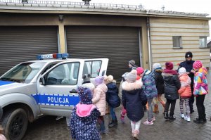 Dzieci oglądają policyjny radiowóz