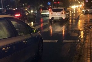 fot. zdjęcie policyjnego radiowozu i przejścia, na którym doszło do potrącenia pieszych