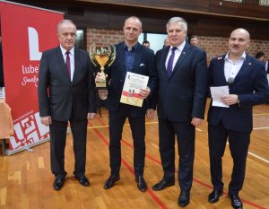 Komendant tomaszowskiej policji mł. insp. Artur Deryło  otrzymuje nagrodę dla najlepszego zawodnika turnieju
