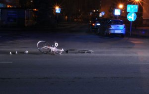 leżący na jezdni uszkodzony rower