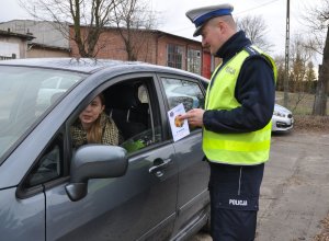 policjant rozmawia z zatrzymaną do kontroli drogowej kobietą