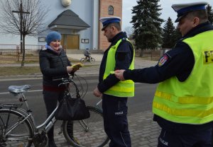 policjanci z zatrzymaną do kontroli rowerzystką