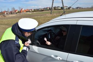 policjant z zatrzymaną do kontroli drogowej kobietą