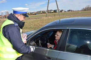 policjant z zatrzymaną do kontroli drogowej kobietą