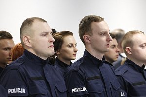 Grupa nowo przyjętych  policjantów w nowych mundurach.
