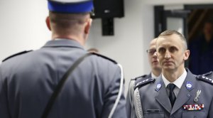 Komendant Wojewódzki Policji otrzymuje meldunek o gotowości do uroczystości ślubowania.