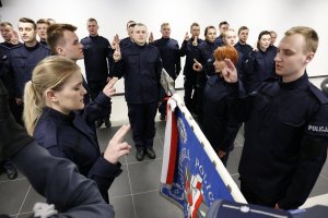 Ślubowanie młodych funkcjonariuszy, wypowiadają rotę ślubowania zwróceni są na sztandar Komendy Wojewódzkie Policji w Lublinie.