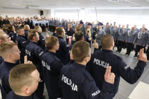 Ślubowanie młodych funkcjonariuszy, wypowiadają rotę ślubowania zwróceni są na sztandar Komendy Wojewódzkie Policji w Lublinie.