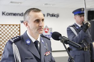 Komendant Wojewódzki Policji w Lublinie insp. Robert Szewc wypowiada rotę ślubowania.
