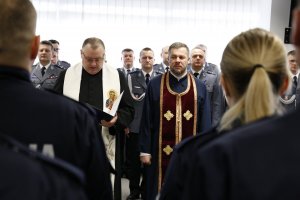 Błogosławieństwo nowo przyjętych policjantów przez kapelanów lubelskiej policji.