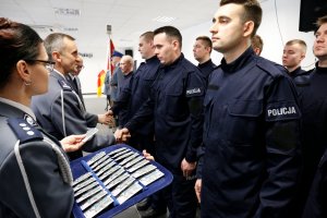 Komendant Wojewódzki Policji w Lublinie wydaje legitymacje nowym policjantom.