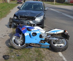 rozbity motocykl i auto