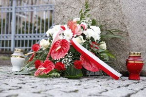 fot. kwiaty złożone pod Pomnikiem Poświęconym Pomordowanym Policjantom II RP