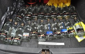 fot. nielegalny alkohol ujawniony w samochodzie marki Skoda