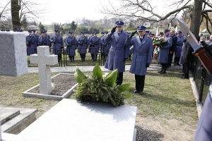 fot. składanie wieńców pod pomnikiem pomordowanych policjantów