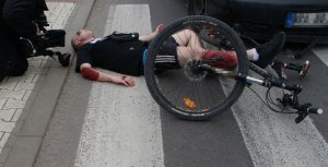 fot.: wypadek rowerzysty na przejściu - spot  kręcony w Zamościu na ul. Królowej Jadwigi z udziałem zamojskiej młodzieży