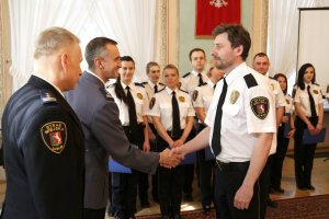 Komendant wręczył świadectwa ukończenia kursu dla strażników miejskich
