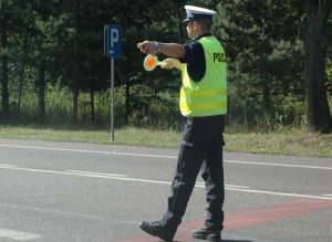 fot. poglądowa: policjant ruchu drogowego podczas kontroli