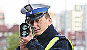 fot. poglądowa: policjant mierzący prędkość pojazdów